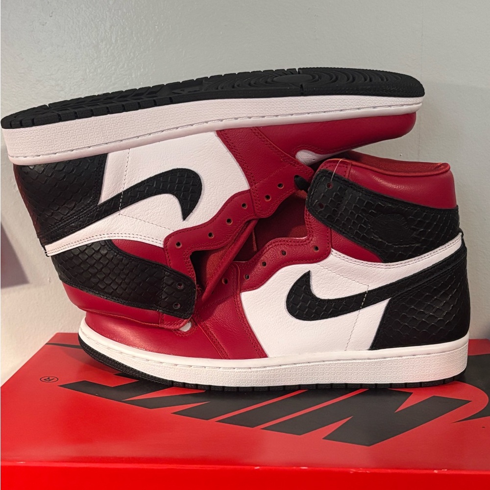 Jordan 1 Retro High OG Satin Snake Chicago Size 10(W)- CD0461-601
